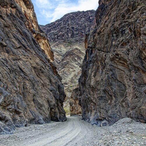 OMAN-viaggi organizzati da torino strada-tra-rocce